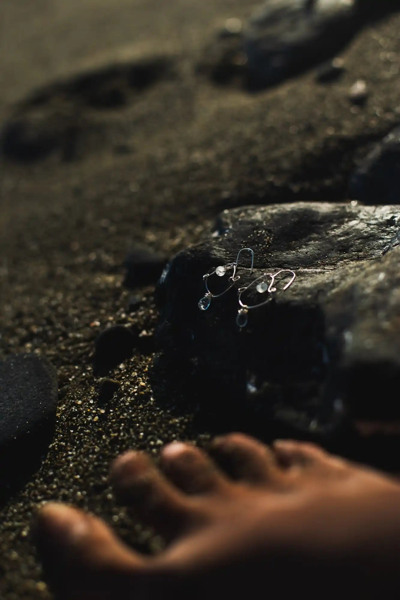 Gota de agua reposando sobre un pie desnudo.